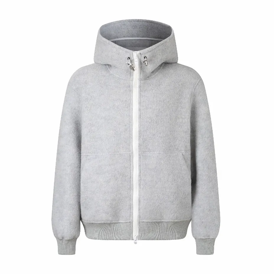 P780 Canada Goose Wool Fleece Hooded Jacket (Light Gray) The fabric is made of wool fleece fabric, which is mainly made of wool and mixed with a very small amount of spandex and polyester fiber. Wool is a core natural ingredient that provides unparalleled temperature regulation, antibacterial and anti-odor properties and a skin-friendly feel. The feeding of a small amount of spandex gives the fabric a certain degree of four-way elasticity, making it non-restrictive during daily activities. As the basis of fleece's structure, polyester fiber enhances the fabric's durability, wrinkle resistance and quick-drying properties. It contributes to the loft of the fleece and provides functions such as trapping air. The sleeves and hem are closed with 2×2 ribbing. Its strong elasticity can closely fit wrists and waists of different thicknesses, forming an effective 'seal' to prevent cold wind from blowing back. It can still maintain its original shape after repeated stretching and use, and is not easy to loose and deform. And the ribbed cuffs can convey a sense of design and enhance the visual beauty. The combination of hood design and elastic buckle improves warmth and windproof performance when worn. Size:S-M-L-XL